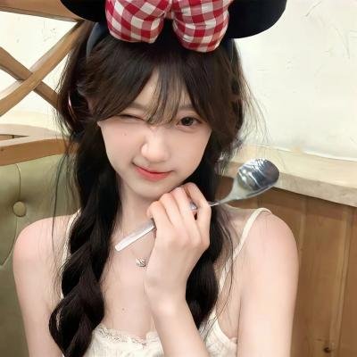 国民男神深夜密会神秘女子，本人沉默不回应，一夜之间持续发酵
